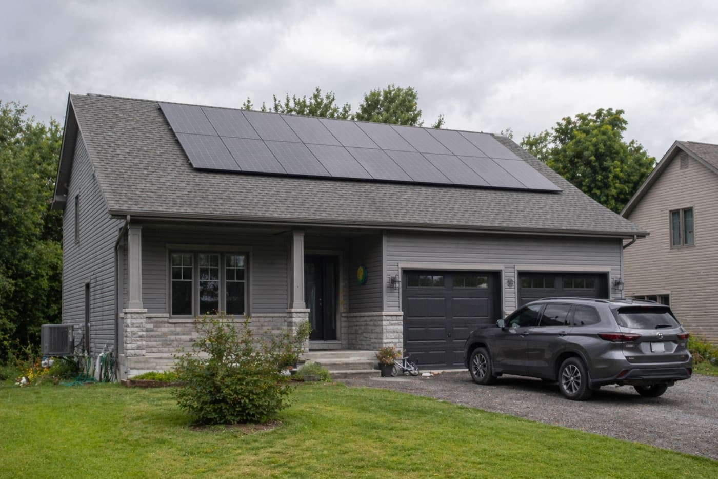 Maison moderne avec panneaux solaires en été, Lanaudière