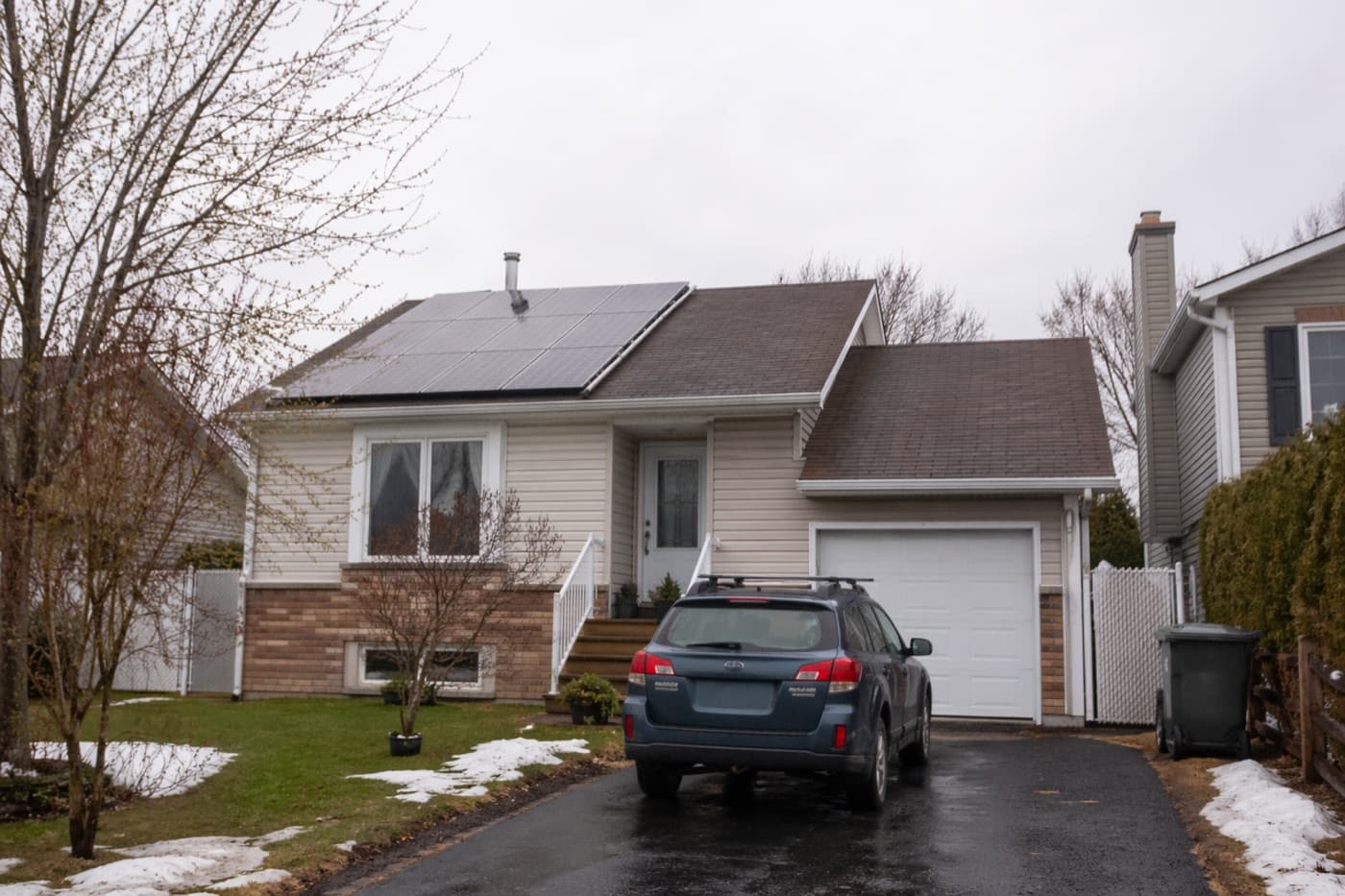 Bungalow avec panneaux solaires au printemps, Rive-Nord