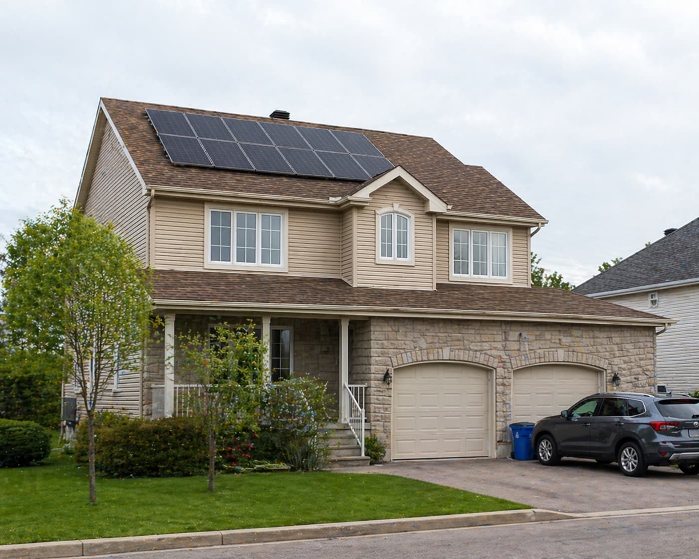 Maison québécoise avec panneaux solaires